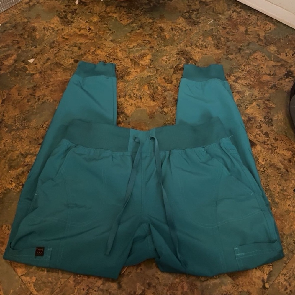 Woman’s Set of Scrubs - Picture 4 of 4